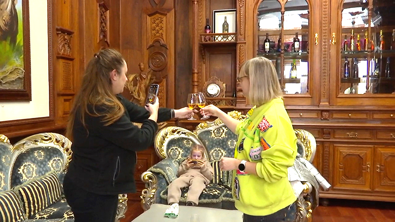 【芬河帝堡】东宁融媒：俄罗斯游客探访东宁 体验科技魅力与冰酒醇香